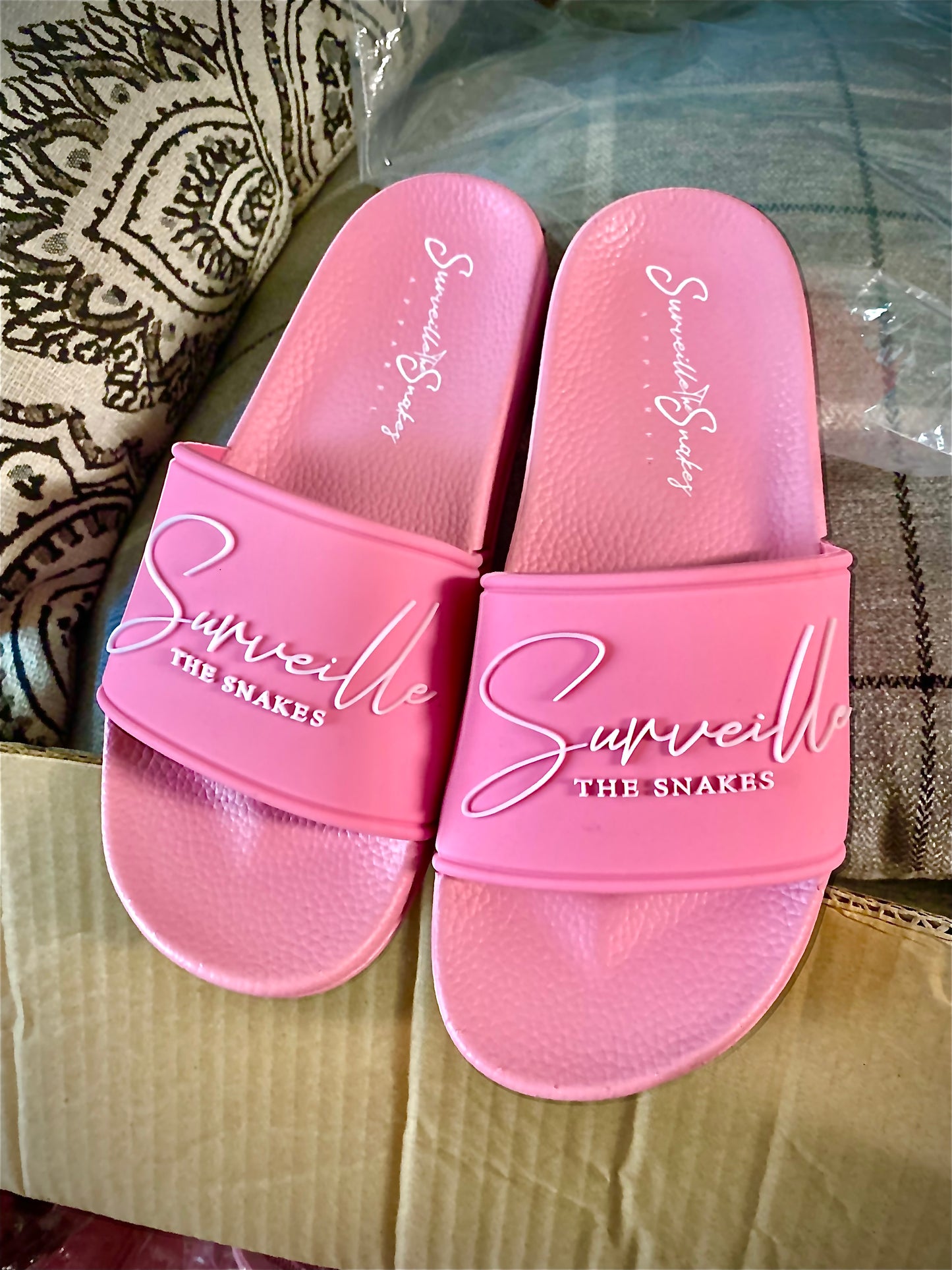 "Surveille" Signature Slides